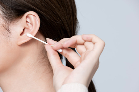 经常清洁耳朵是一种更卫生的习惯