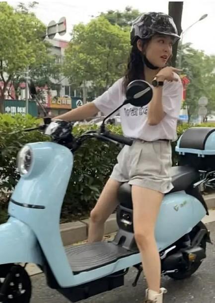 同事们反复练习之前在百度上学到的搭讪台词的时候