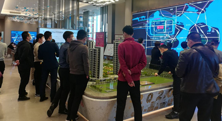 在买房子之后,我们搬到了城市