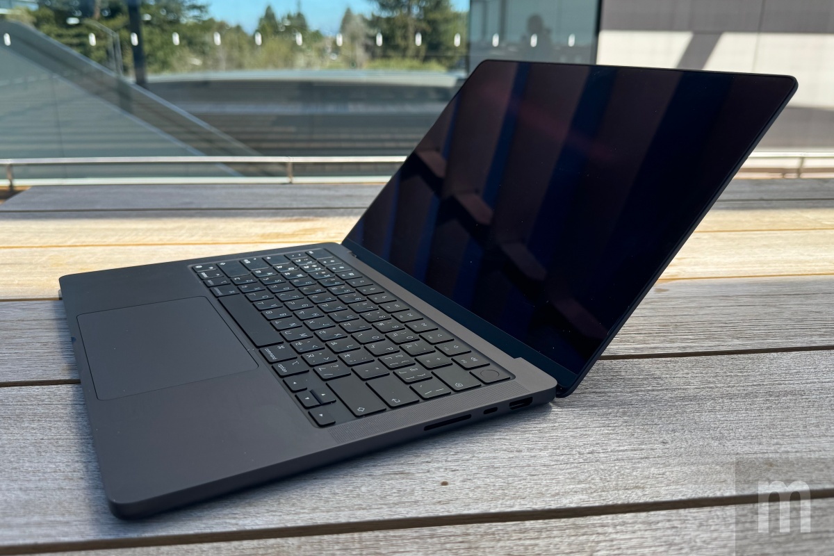 MacBook Pro， 动手测/终于来到M3 Max等级的MacBook Pro，有没有办法成为「更时尚」的电竞笔记本？ <br><span style='color:#848482; font-size:16px; '>终究还是要看苹果接下来的游戏市场发展策略</span>， mashdigi-科技、新品、趣闻、趋势