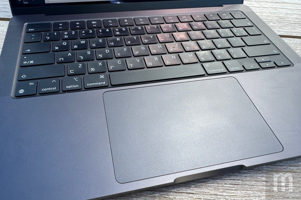 MacBook Pro， 动手测/终于来到M3 Max等级的MacBook Pro，有没有办法成为「更时尚」的电竞笔记本？ <br><span style='color:#848482; font-size:16px; '>终究还是要看苹果接下来的游戏市场发展策略</span>， mashdigi-科技、新品、趣闻、趋势