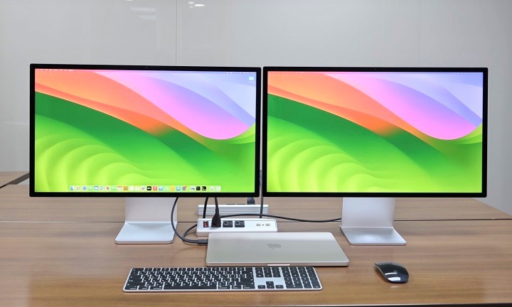 将 M3 版 MacBook Air 外接两台 Studio Display 使用时，MacBook Air 的屏幕就得阖上，并再外接键盘鼠标来操作。