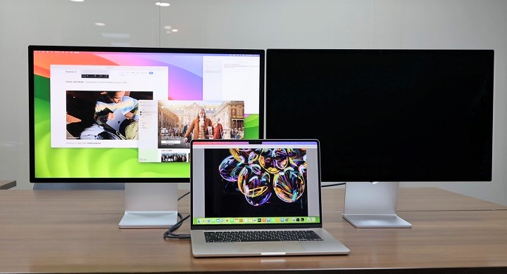 在外接双屏幕下，打开 MacBook Air 屏幕后，一台 Studio Display 就不支持显示。