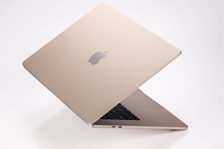 目前Apple官网有三款MacBook Air机型可选择，分别是M2版13寸，以及最新的M3版13寸及15寸。