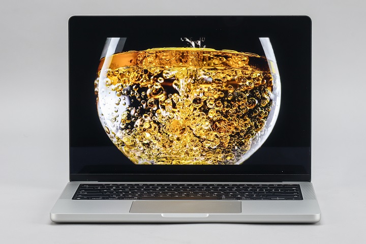 MacBook Pro 的屏幕、输出入端口、散热... 等，都较 Air 来得好，但同为 M3 芯片版来比较，效能差异并没有很大，建议 MacBook Pro 选择 M3 Pro 或 Max 芯片版本，效能差异较显著，且适合有进阶影像创作需求使用。