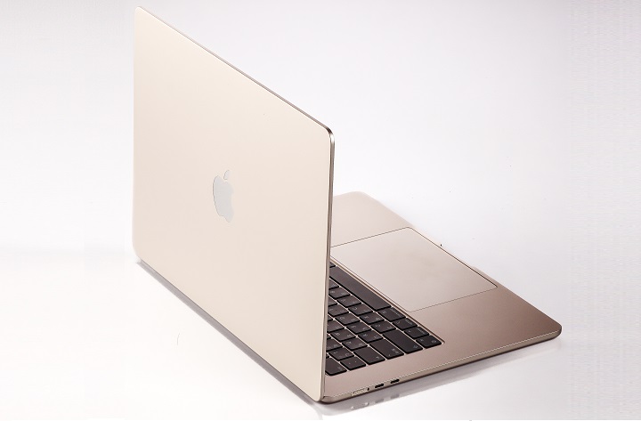 15寸MacBook Air即使屏幕来到15.3寸，但机身还是相机薄，从侧面来看就能感受到薄型机身设计。