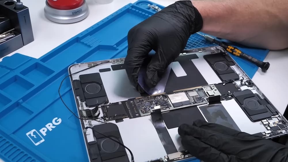 M4 iPad Pro 拆解揭开新机身内部设计