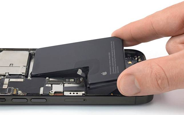 iPhone 16 电池更换将更容易？ Apple 正测试新技术！