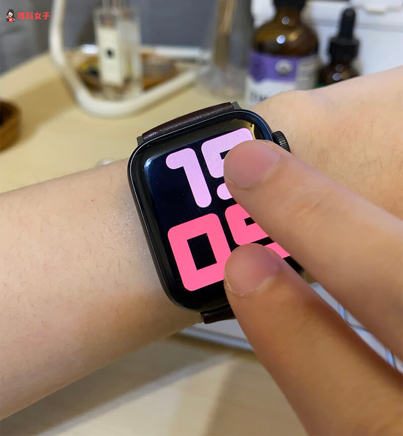 用这个隐藏技巧让你的 Apple Watch 读出目前时间