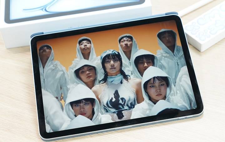 13寸iPad Air的屏幕空间比11寸机型多出约30%，自然在观看视频是会有更好的视觉效果，且还特别强化低音表现。