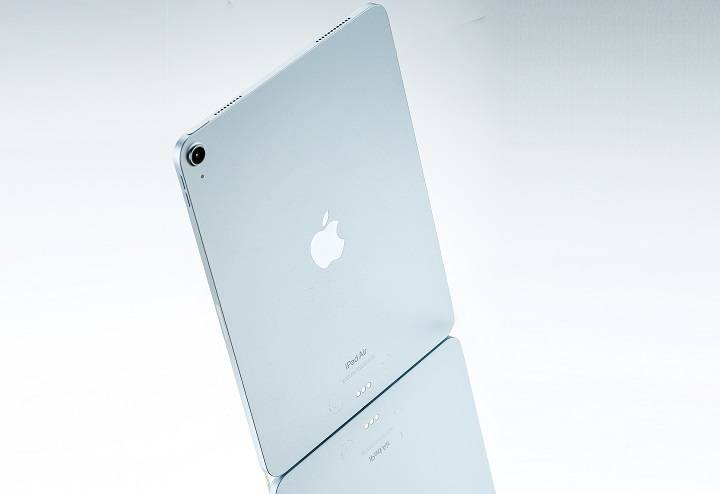 蓝色算是 iPad Air M2 的特别色，比起去年的蓝色更淡，带出更多金属感，在某些角度及色线下，甚至会有银色的错觉。