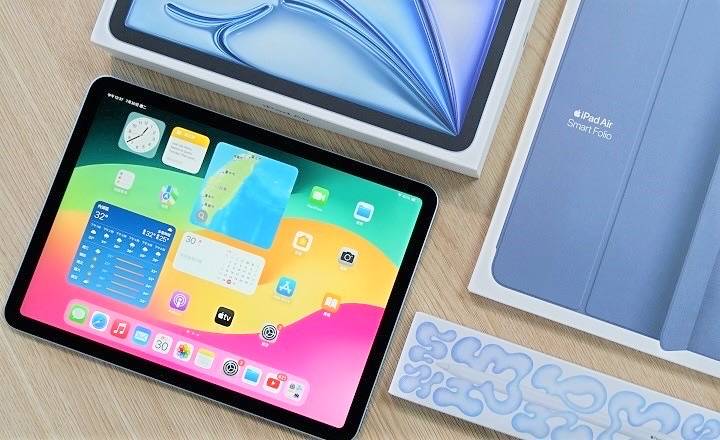 iPad Air M2 同步推出的配件还有聪颖双面夹（售价 2,590 元起）、Apple Pencil Pro（售价 4,390 元），以及巧控键盘 （售价 9,890 元起），可依个人预算及需求选购。