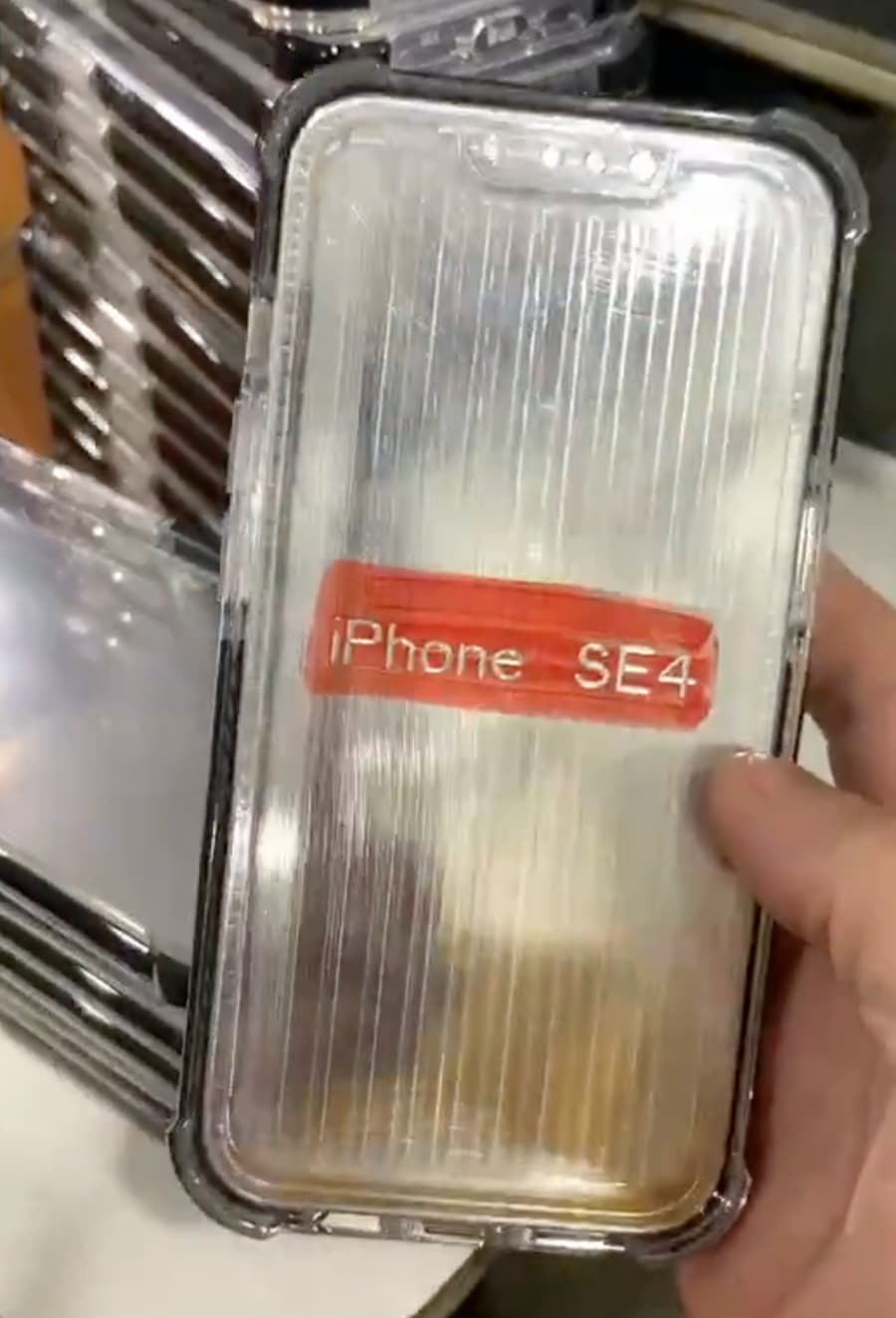 iPhone SE 4 模具正面与安装保护壳画面