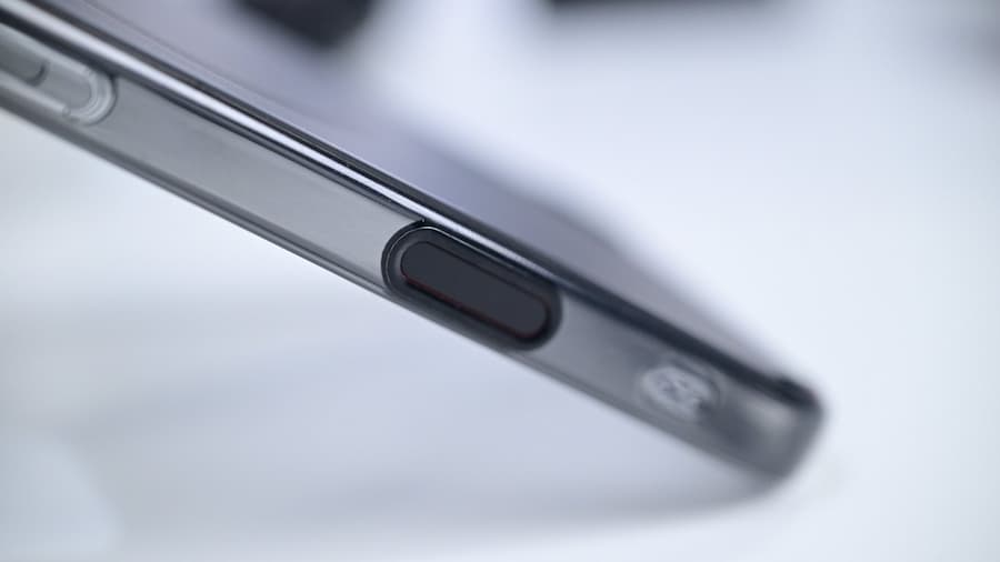 iPhone 16原厂保护壳全覆盖拍摄按钮设计揭秘！ Spigen独家采新技术