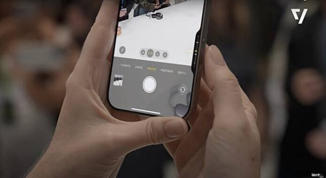 iPhone 16 外媒实试新相机按钮 Camera Control 模拟真实相机快门体验