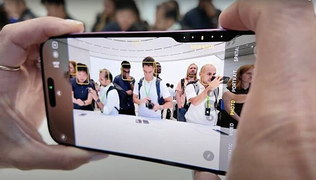 iPhone 16 外媒实试新相机按钮 Camera Control 模拟真实相机快门体验