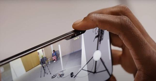 iPhone 16 外媒实试新相机按钮 Camera Control 模拟真实相机快门体验