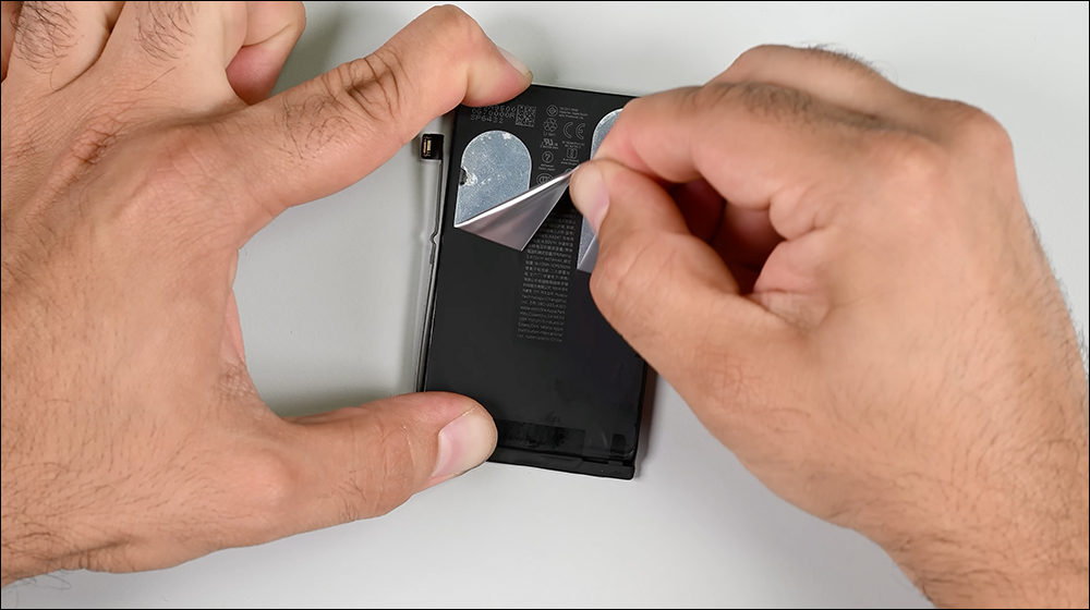 iPhone 16 被 iFixit 拆解，揭露 iPhone 16 与 16 Plus 具备 16 Pro 系列都没有的全新、更简单的可更换电池系统 - 安卓手赚网