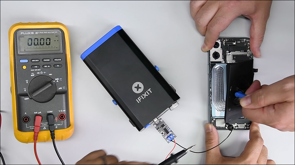 iPhone 16 被 iFixit 拆解，揭露 iPhone 16 与 16 Plus 具备 16 Pro 系列都没有的全新、更简单的可更换电池系统 - 安卓手赚网