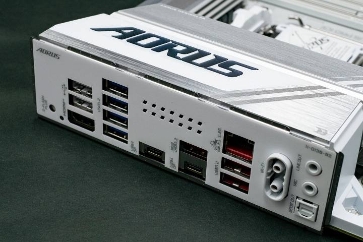 用纯白主板迎接 AMD 9000 系列处理器：X870E AORUS PRO ICE