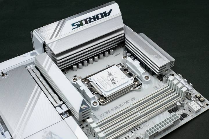 用纯白主板迎接 AMD 9000 系列处理器：X870E AORUS PRO ICE