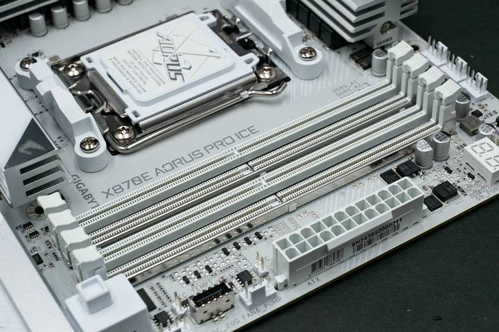 用纯白主板迎接 AMD 9000 系列处理器：X870E AORUS PRO ICE