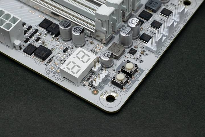 用纯白主板迎接 AMD 9000 系列处理器：X870E AORUS PRO ICE