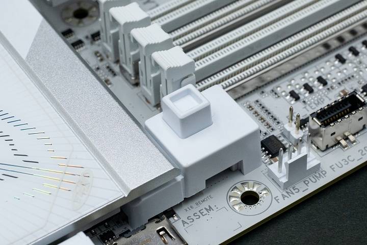 用纯白主板迎接 AMD 9000 系列处理器：X870E AORUS PRO ICE