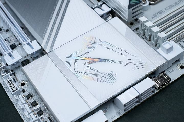 用纯白主板迎接 AMD 9000 系列处理器：X870E AORUS PRO ICE
