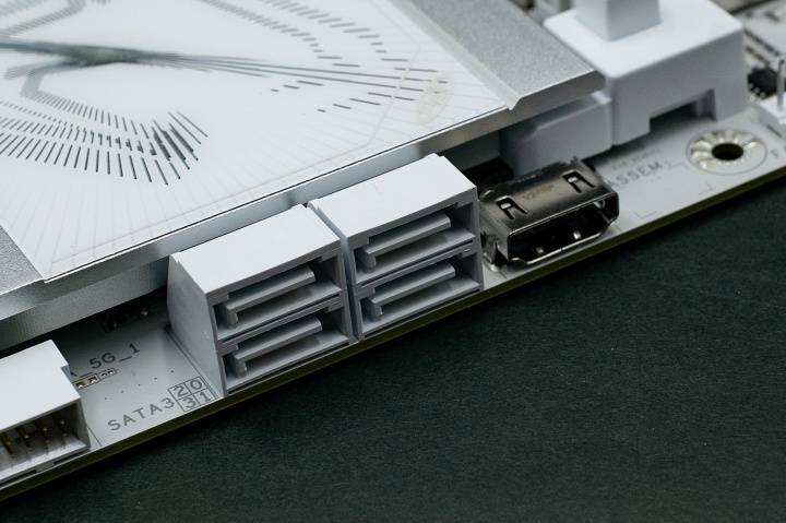 用纯白主板迎接 AMD 9000 系列处理器：X870E AORUS PRO ICE