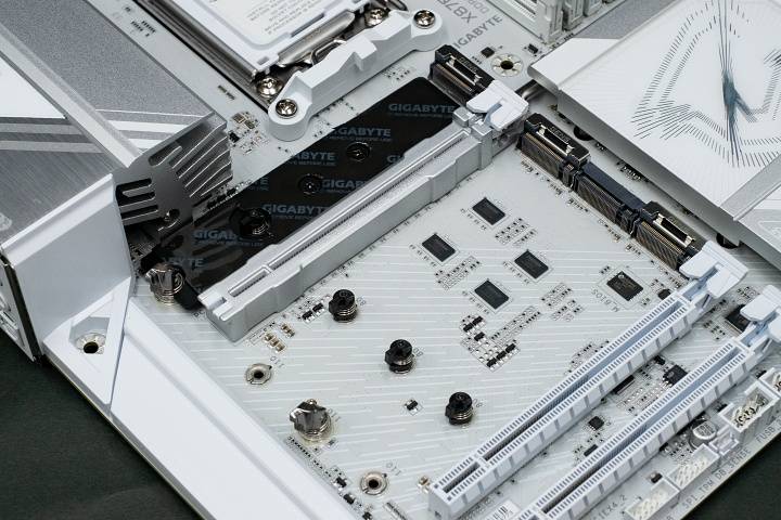 用纯白主板迎接 AMD 9000 系列处理器：X870E AORUS PRO ICE