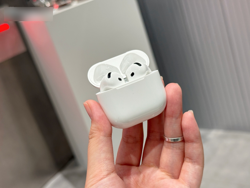 AirPods 4 入手前要知道的两件事！ 和 AirPods 3 比起来差在哪？ 外观开箱给你看