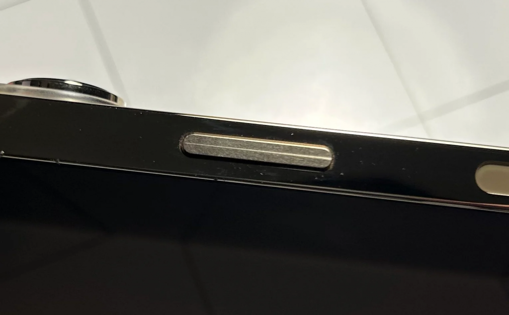 一款 iPhone 原型机曝光，这是两年前的设计？