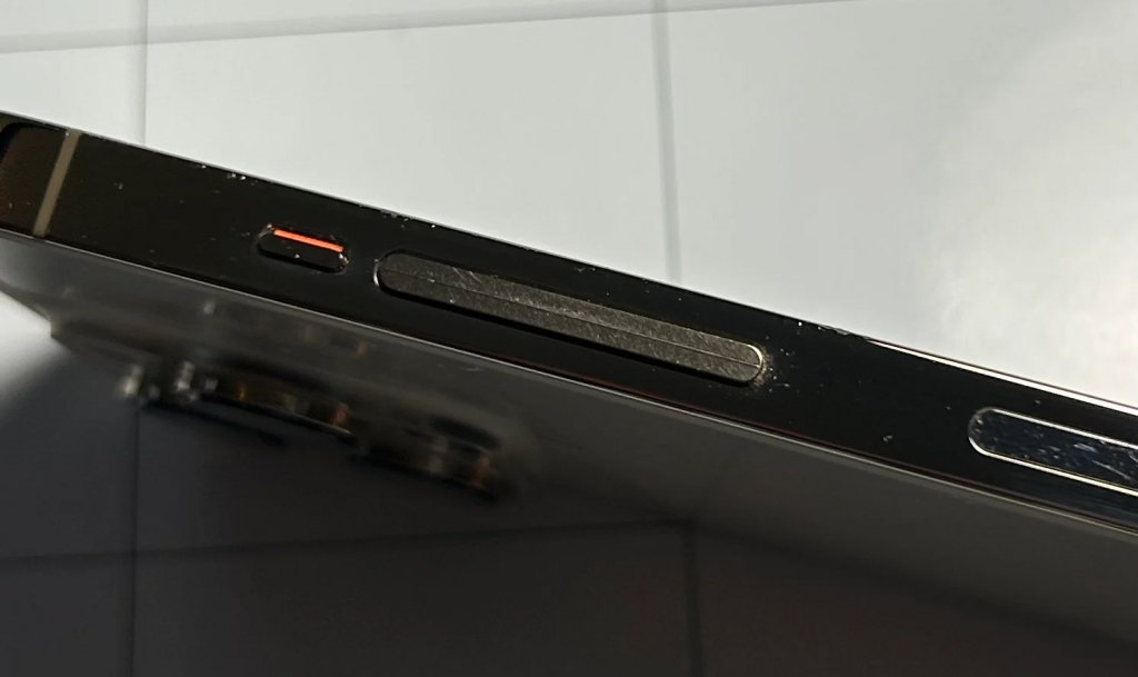一款 iPhone 原型机曝光，这是两年前的设计？