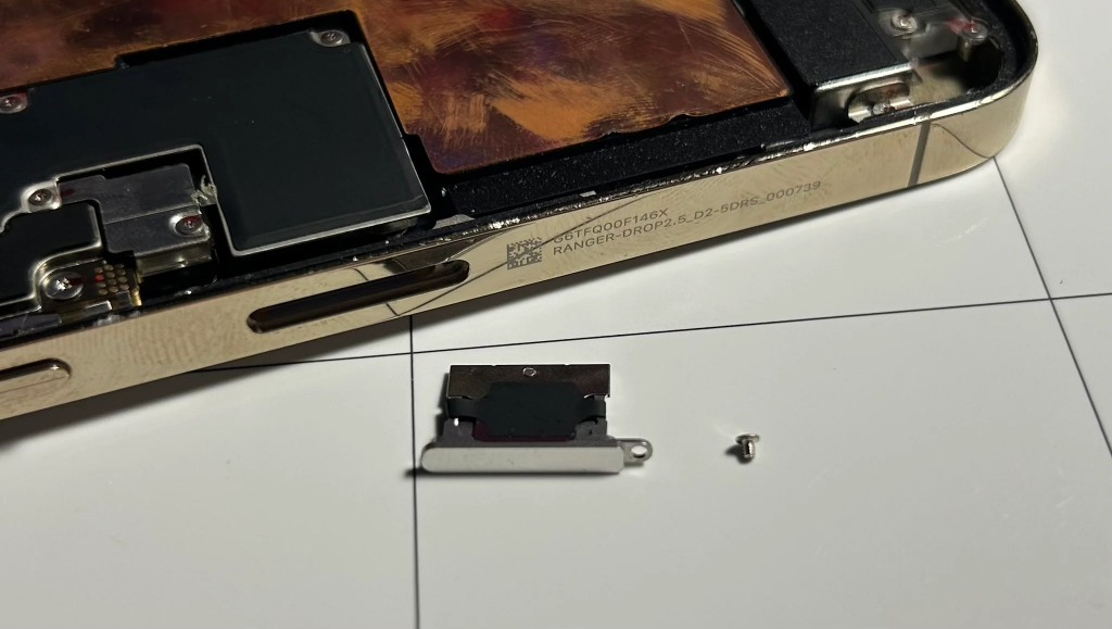 一款 iPhone 原型机曝光，这是两年前的设计？