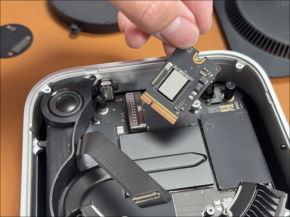M4 Mac mini 采用可拆卸 SSD 模块化设计，国外已有成功改装扩充至 2TB 案例 - 安卓手赚网