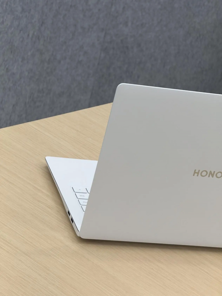 新纯白色 HONOR MagicBook 曝光，性能与续航同时拥有