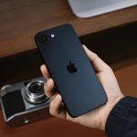 最新iPhone SE 4实机和保护壳现身！ 苹果平价AI机皇即将降临