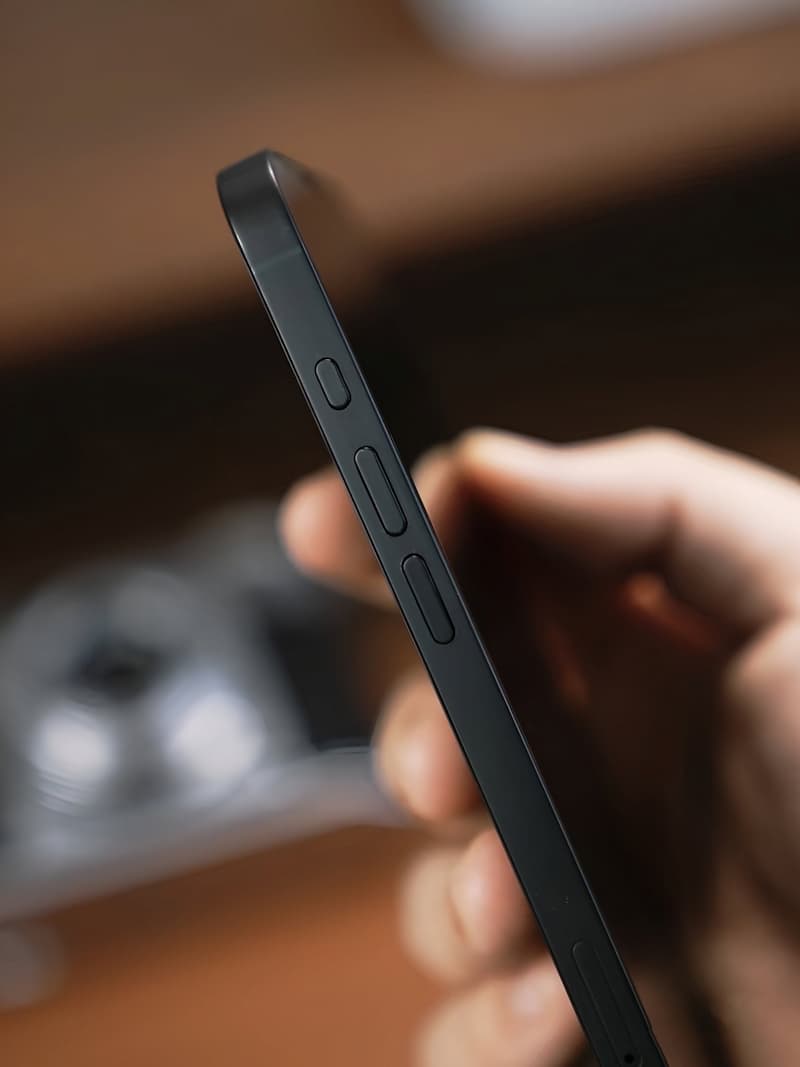 iPhone SE 4实机照曝光：雾面黑、Face ID、动作按钮和全新设计 3