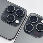 iPhone 相机镜头旁边为什么有个小洞？ 它有什么用途？