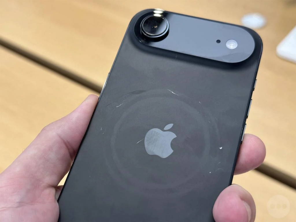 iPhone 17「藏蓝、黑色」更容易刮伤？ 不到半天展示机已出现磨损痕迹