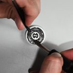 AirTag 2 拆解报告：喇叭加大50%，但「防跟踪」设计仍有漏洞