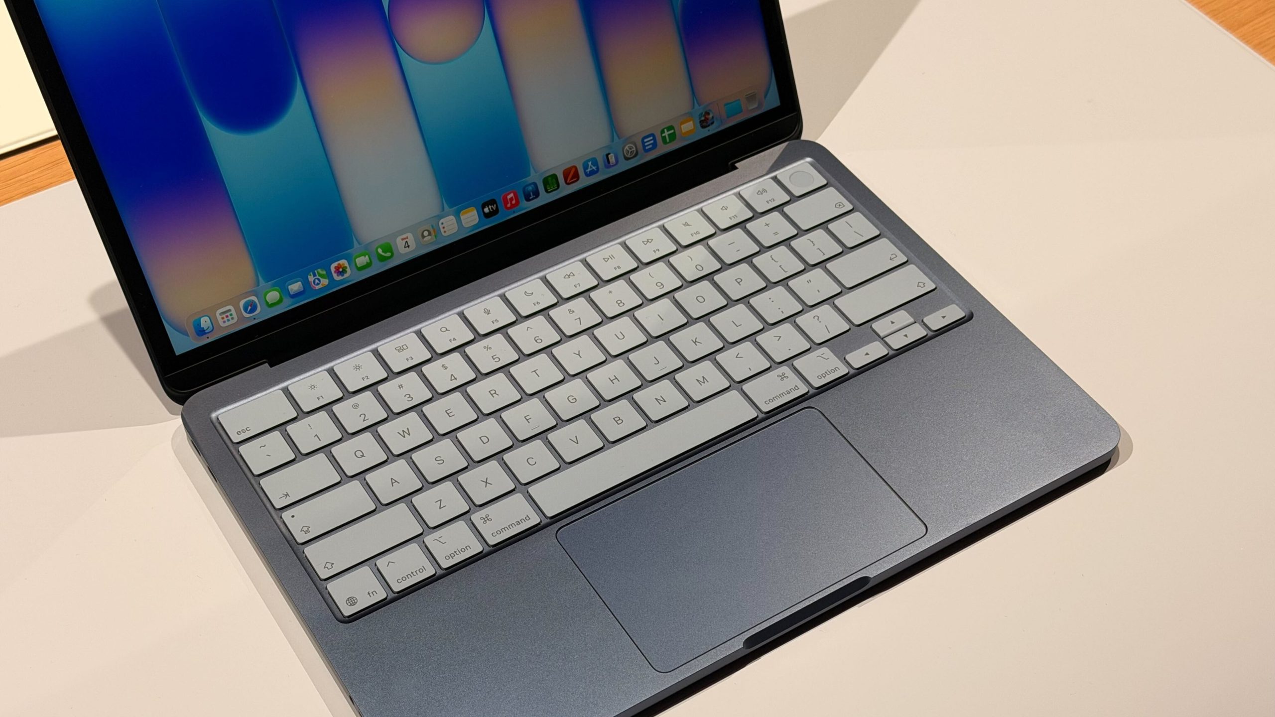 MacBook Neo 平价版 Touch ID 8GB 内存 USB2 速度