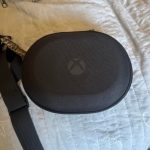 微软第三代Xbox Elite控制器实机曝光顶部新增小萤幕、可拆式锂电池设计